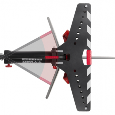 Tripé ajustável preto com detalhes vermelhos e barra com marcas brancas em diagonal