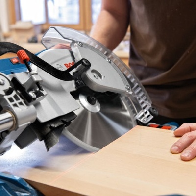 Serra de cortes transversais e de meia esquadria GCM 305-254 D