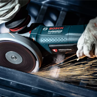Ferramenta Bosch Professional a desbastar metal com faíscas