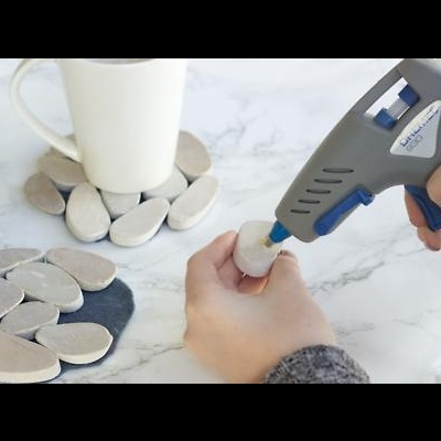 Pistola de colar 930 DREMEL com 18 bastões de cola