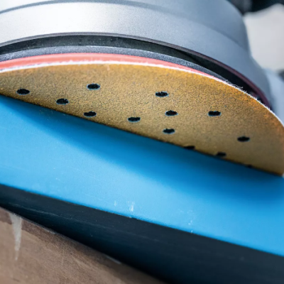 Ferramenta elétrica com lixa redonda a lixar madeira.