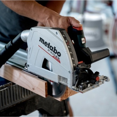 Serra elétrica Metabo a cortar madeira em suporte preto