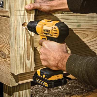 Parafusadeira elétrica DEWALT amarela e preta a parafusar madeira