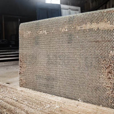 Escultura rectangular feita de palitos de fósforo queimados dentro de espaço amplo