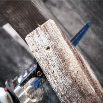 Serra elétrica a cortar madeira rústica com pó no ar