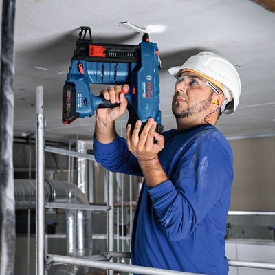 Pistola de pregos sem fio para betão em instalação elétrica GNB 18V-40