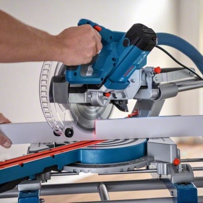 Serra de cortes transversais e de meia esquadria GCM 305-216 D