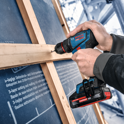 Parafusadora elétrica Bosch a fixar madeira em obra