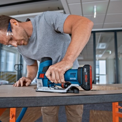 Aparafusadora + Lixadeira excêntrica + Serra vertical + Serra de imersão (KIT 18V BOSCH)