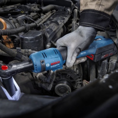Chave de impacto Bosch azul a ser usada no motor de um carro