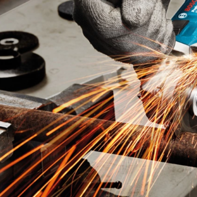 Rebarbadora Bosch azul a cortar tubo metálico com faíscas