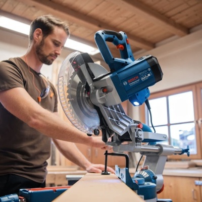 Serra de cortes transversais e de meia esquadria GCM 305-254 D