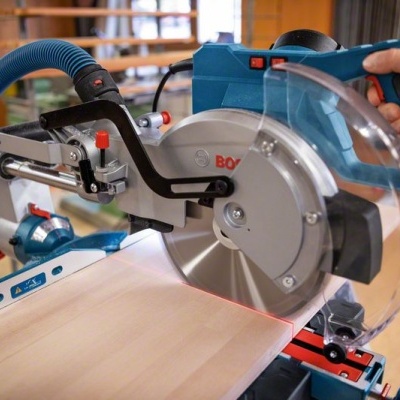 Serra de cortes transversais e de meia esquadria GCM 305-254 D