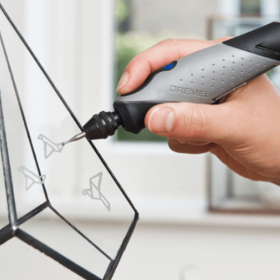 Ferramenta gravadora Dremel a gravar vidro transparente com figuras de origamis