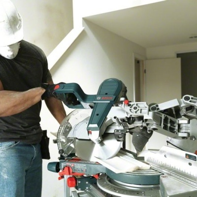 Serra de cortes transversais e de meia esquadria GCM 10 GDJ