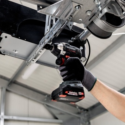 Aparafusadora de percussão sem fio SSW 18 LT 300 BL