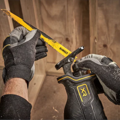 Serra tico-tico elétrica preta e amarela DEWALT com lâmina amarela sendo manuseada com luvas de proteção