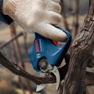 Tesoura elétrica de poda Bosch azul a cortar ramo