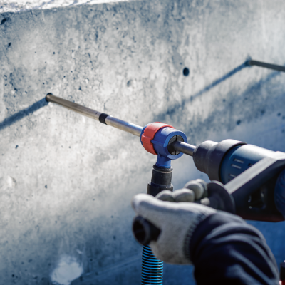 Máquina perfuradora Bosch perfurando cimento