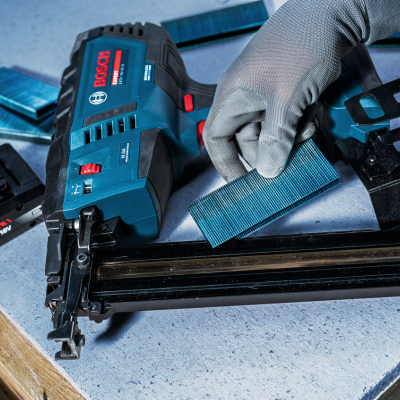 Máquina de pregos BOSCH EXPERT com pregos azuis e bateria 18V