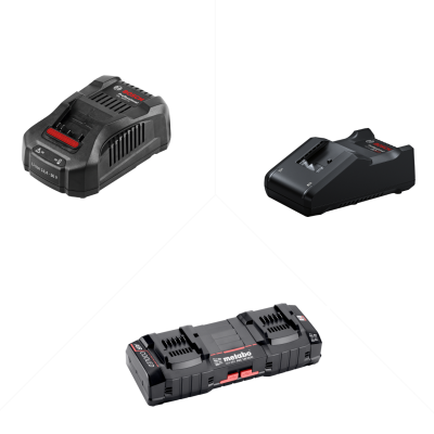 Três carregadores de baterias para ferramentas elétricas em fundo branco