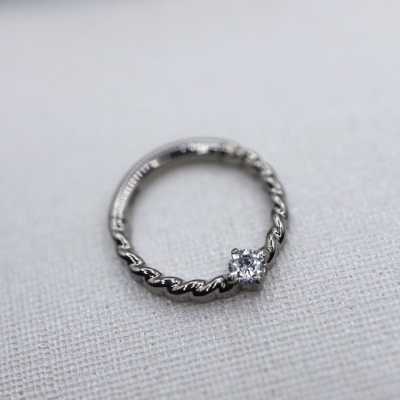 Argola twist com zircónia