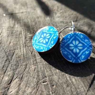 Brincos redondos azulejo azul