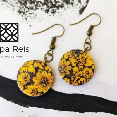 Brincos anzol floral amarelo