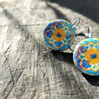 Brincos redondos azulejo amarelo e azul