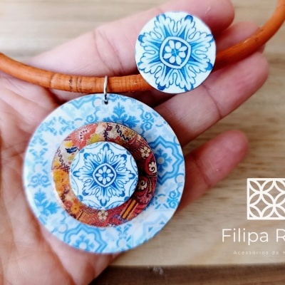 Colar cortiça azulejo azul e laranja