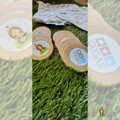 Fichas de madeira com desenhos coloridos e texto 