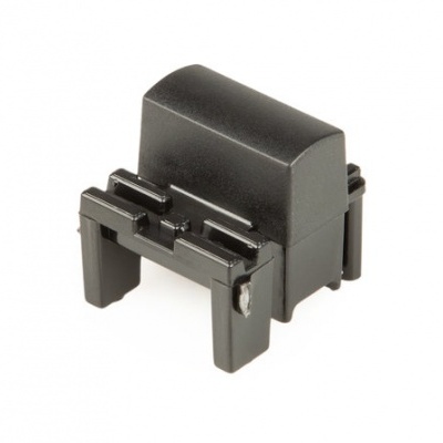 Componente plástico preto retangular com suportes verticais sobre fundo branco