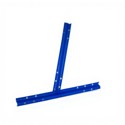 Duas peças tubulares azuis com pontos brancos em fundo branco