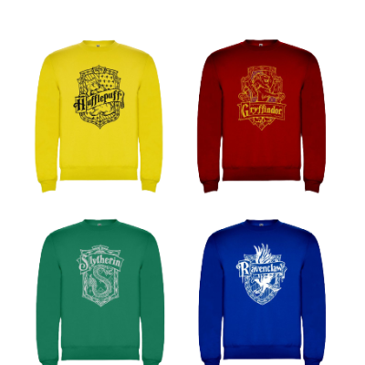Quatro sweatshirts coloridas com brasões e nomes dos grupos de Hogwarts