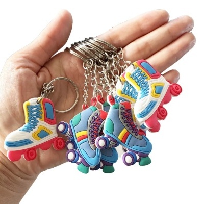 Chaveiros de patins coloridos em mão