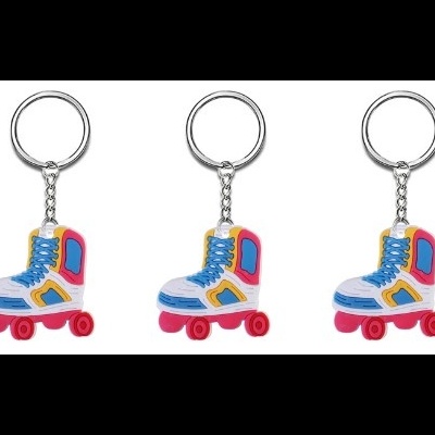 Três porta-chaves em forma de patins de rodas coloridos.