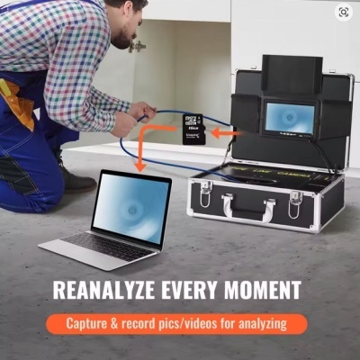 Homem usando câmara de inspeção conectada a portátil com mala preta ao lado
