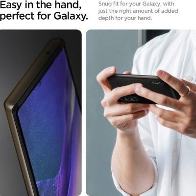 Smartphone Samsung Galaxy com capa preta texturizada segurado por uma pessoa de camisa branca