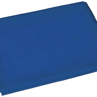 Tecido azul dobrado sobre fundo branco