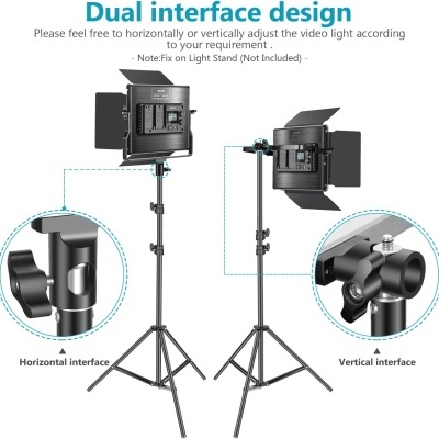 Luz de vídeo preta com design de interface dupla montada em tripés ajustáveis mostrando interfaces horizontal e vertical