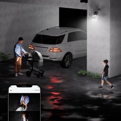 Câmara de segurança com sensor de movimento numa parede de cimento a iluminar uma garagem com carro branco, homem e criança, e imagem no smartphone.