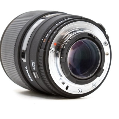 Lente fotográfica SIGMA preta com corpo metálico e plástico