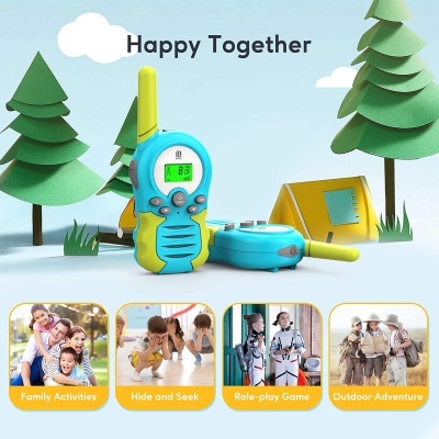 Rádio comunicador azul e amarelo com visor digital em cenário com árvores e barraca