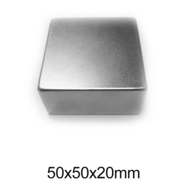 Caixa metálica prateada 50x50x20mm sobre fundo branco
