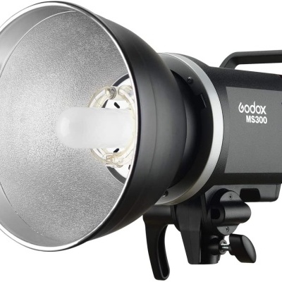 Flash Strobe 300W Godox MS300 + lâmpada de modelagem 150W