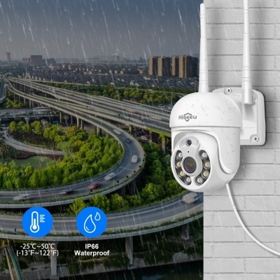 Câmara de segurança branca Hiseeu montada na parede com vista para autoestrada sob chuva