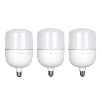 Três lâmpadas LED brancas INDEX PRIME A3 com base metálica lado a lado