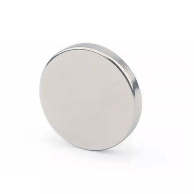 Íman circular prateado de superfície lisa