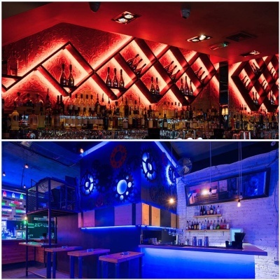 Interiores de bares com iluminação vermelha e azul e garrafas nas prateleiras