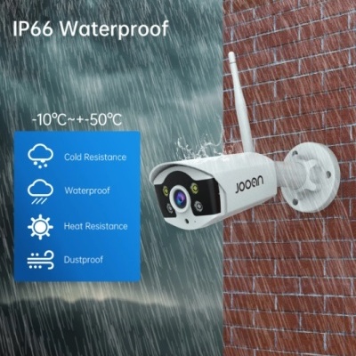 Câmara de segurança branca com antena montada numa parede vermelha na chuva